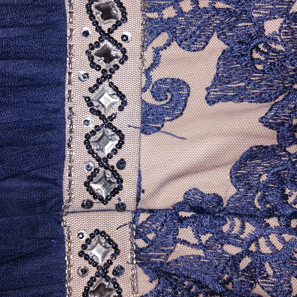 Formal dress - Picture 5 of 7